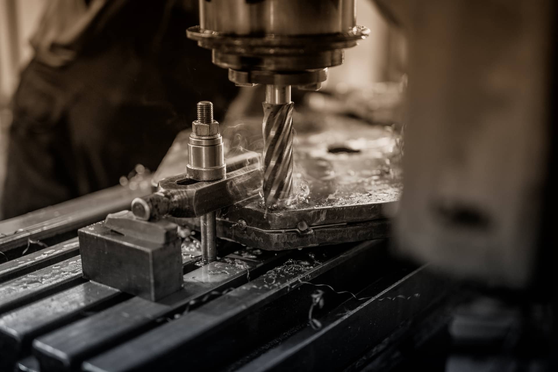mature-craftsman-working-his-workspace-man-wearing-apron-using-special-machine-man-wearing-eyeglasses-álló